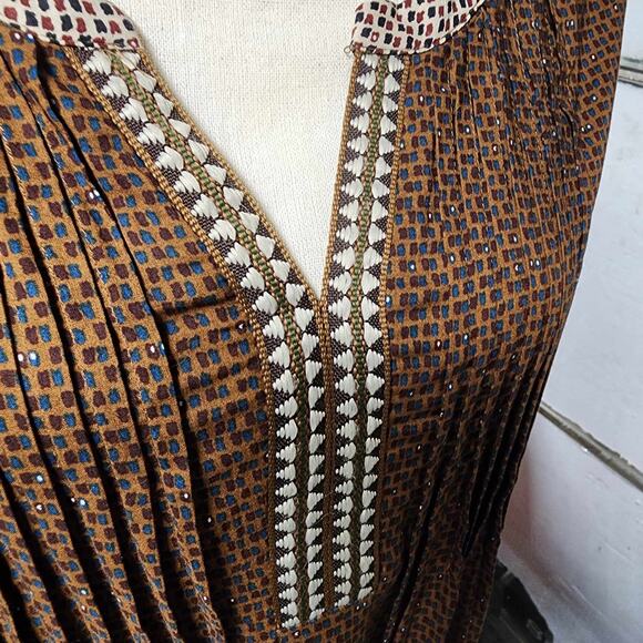 Fab'rik Popover Lagenlook Sz Medium Pleated Neutral Embroidered V Neck Roll Tab - Picture 2 of 7